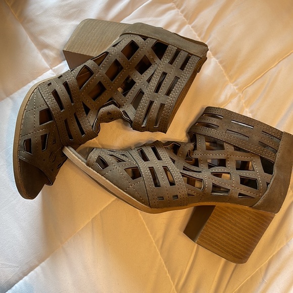 Qupid Heels! - Picture 3 of 4